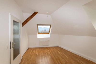 Wunderschöne, teilsanierte Dachgeschoßwohnung