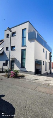 Geschmackvolle 2-Zimmer-Penthouse-Wohnung mit geh. Innenausstattung mit Balkon und EBK