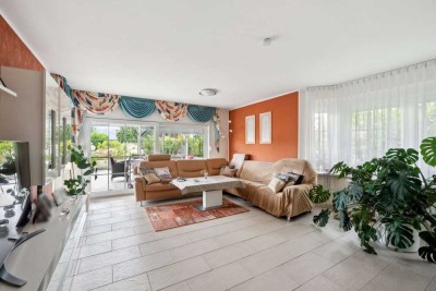 Modernes Einfamilienhaus mit Doppelgarage und Pool auf großem Grundstück