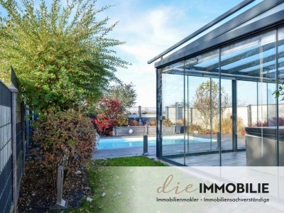 Neubaucharakter trifft Wohlfühloase: 
Hochwertig ausgestattetes Einfamilienhaus mit Außenpool!