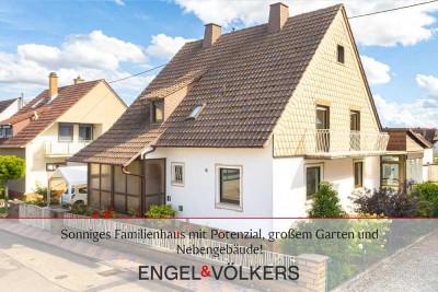Sonniges Familienhaus mit Potenzial, großem Garten und Nebengebäude!