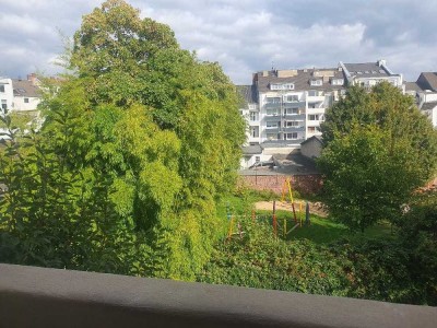 Frisch sanierte, helle 2 Zimmer Altbauwohnung mit Balkon und Wohnküche