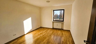 Ruhige 4 Zimmer Wohnung mit großem Balkon und Loggia