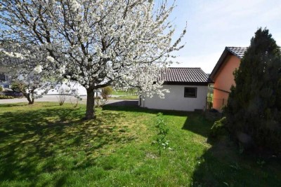 Vielseitig nutzbares, großes und modernisiertes 2-Familienhaus mit großem Grundstück in grüner Lage.