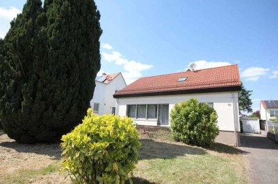 ...das unterkellerte Einfamilienhaus mit Einliegerwohnung, Einbauküche und Garage
