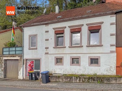 Zweifamilienhaus-Potenzial: Solides Wohnhaus mit modernisierter Einheit und Ausbaureserve