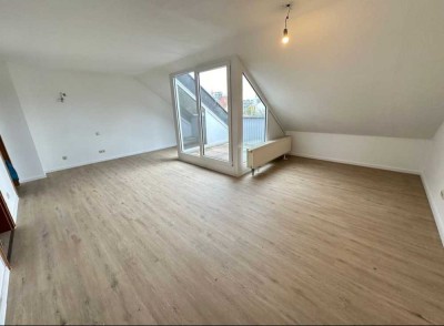 Kleine helle Dachgeschosswohnung frei ab 01.10.2025