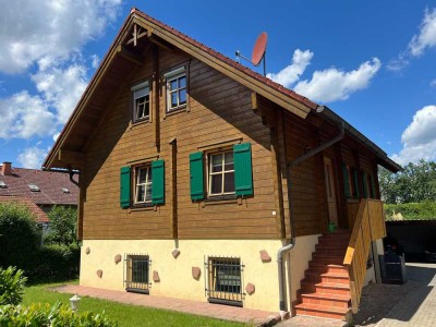 Für Holzblock-Haus Liebhaber: Einfamilienhaus mit evtl. Einliegerwohnung