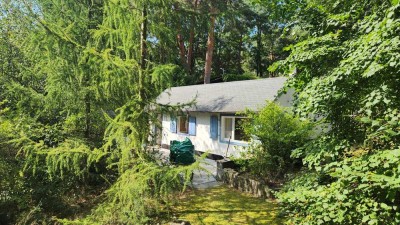 Großes und sonniges Feriengrundstück mit schönem Bungalow am Kanal zum Zemminsee