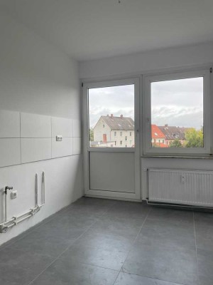 Schöne 2- Zimmerwohnung mit Balkon, Saniert, neues Laminat