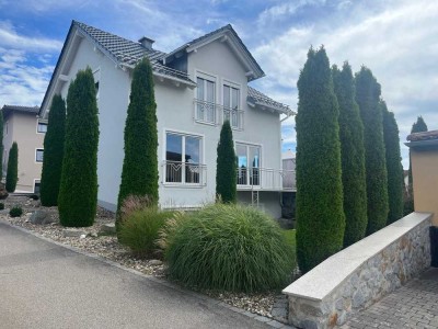 Modernes Einfamilienhaus mit Doppelgarage und Garten