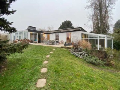 Lichtdurchfluteter Bungalow mit 2 Wintergärten