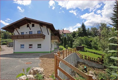 Zweifamilienhaus mit praktischen Nutzungsmöglichkeiten und naturnahem Flair
