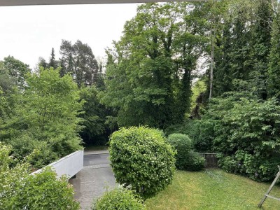 Pullach / Großhesselohe - helle, große Wohnung auf parkähnlichem Grundstück