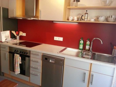 Befristet: Möblierte 2-Zimmerwohnung mit 2 Balkonen / Furnished 2-room apartment with 2 balconies