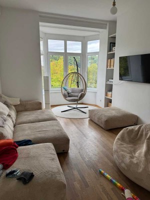 Familienfreundliche 5,5-Zimmer-Altbau-Whg mit Balkon in zentraler ruhiger Lage