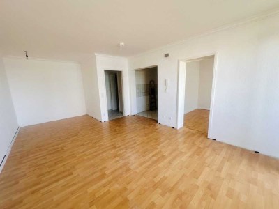 Helle, unvermietete 2 1/2 Zimmer Wohnung mit Balkon und Badewanne OHNE MAKLER