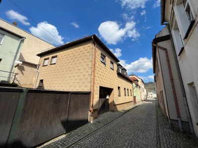 ++ teilsaniertes Wohnhaus mit großer Garage im Zentrum ++