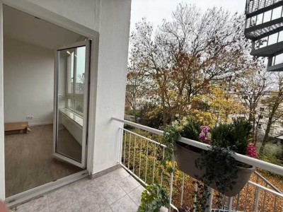 NACH SANIERUNG ERSTBEZUG WOHNUNG IN OBERKASSEL MIT BALKON UND EBK