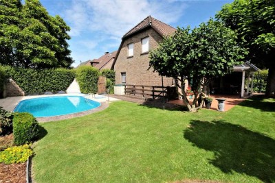 Freistehendes Einfamilienhaus mit Doppelgarage und Swimmingpool