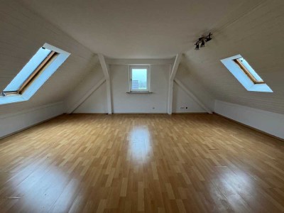 Großzügige, gut gelegene 6-Zimmer-Wohnung mit Balkon in Rheinau