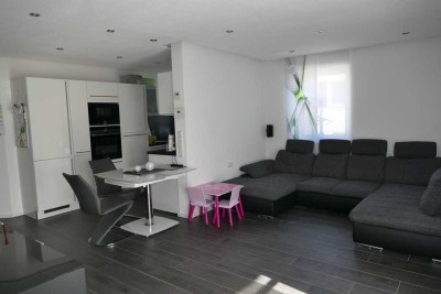 Modernisierte Wohnung mit direkter Einkaufmöglichkeit, Fußbodenheizung & Balkon