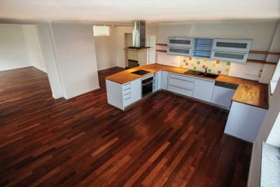 Zentral, aber im Grünen: großzügige 5,5-Zi.-Vollgeschosswohnung • Kamin • 3 Balkone • frisch saniert