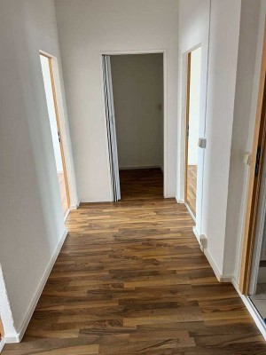 gr. 3-Raum-Wohnung mit sonnigem Balkon und EBK zum kleinen Preis