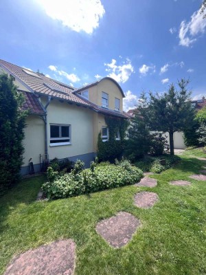 Stilvolles Wohnen mit auf zwei Etagen mit Terrasse und anliegendem Garten