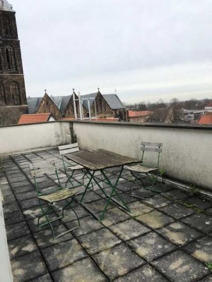 Helle, freundliche Dachgeschosswohnung mit Terrasse in der Innenstadt, WG geeignet