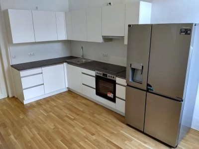 Erstbezug: 5 ZIMMER-Altbau, ruhiger Süd-Balkon, extra Küche neu möbliert, neue Sanitäranlagen!