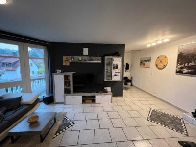 Wunderschöne geräumige 2,5-Zimmer-Wohnung im DG mit Balkon