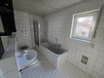 Sehr große 2 Zimmer Erdgeschosswohnung mit Balkon,Keller, Einbauküche, Fußbodenheizung & Stellplatz