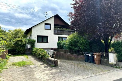RESERVIERT – modernisiertes Zweifamilienhaus mit Gartenidylle, Balkon, Terrasse & Garage