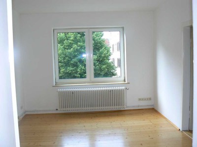 Helle, frisch renovierte 2-Zimmer-Wohnung im 1. OG.
