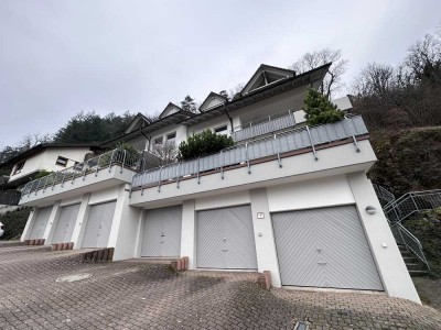 Helle 4,5 Zimmer Maisonette-Wohnung mit EBK, Garage, Balkon und herrlicher Aussicht