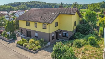 Weitblick inklusive: Familienfreundliches Wohnen mit Einliegerwohnung nahe dem Wald