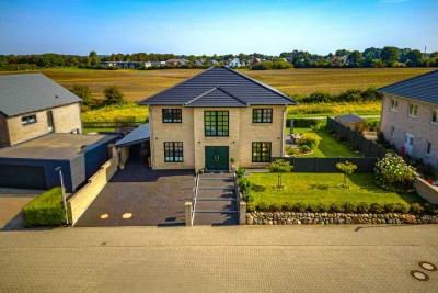 Eleganz und Wertigkeit – Luxuriöse Villa mit ca. 200 m² Wohnfläche in Feldrandlage!
