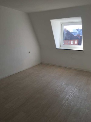 Helle 2 Zimmer Studentenwohnung (Dachgeschoss) Nähe Blücherplatz