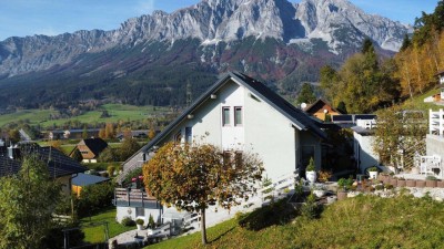 Großes Wohnhaus mit Einliegerwohnung, Wintergarten u. Terrasse! Herrlicher Grimmingblick!