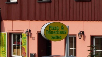 Spielzeugdorf Seiffen/Erzgebirge - Wohnhaus mit Pizza-Imbiss im EG