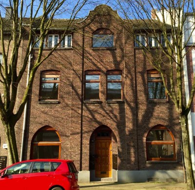 GepflegterJugendstil-Altbau - schöne abgeschlossene Dachgeschosswohnung