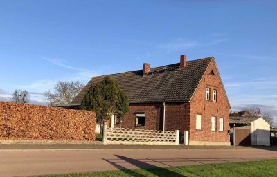 Großes Landhaus auf idyllischem Grundstück