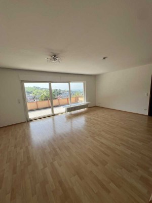 Attraktive 4-Zimmer-Wohnung mit traumhaftem Balkon und Garage