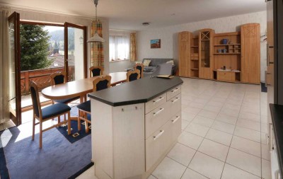 Gepflegte 2,5-Zi-Hochparterre-Wohnung mit großem Balkon und Einbauküche in Enzklösterle