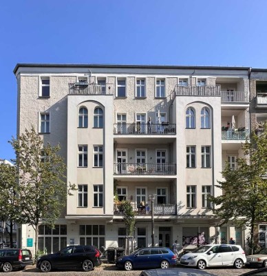 Bötzowviertel: Charmante 2-Zi. Altbauwohnung in repräsentativem Mehrfamilienhaus