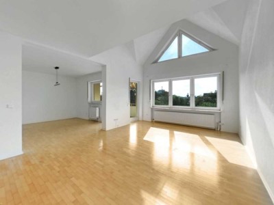 Lichtdurchflutete Maisonettewohnung mit Balkon, Galerie & Studio