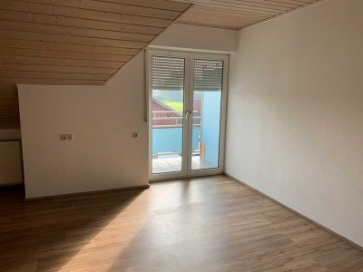 Geschmackvolle DG-Wohnung mit zwei Zimmern sowie Balkon und EBK in Altheim