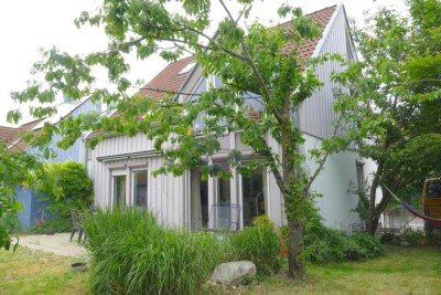 Hell, modern, mit 2 Bädern, Garten, Terrasse und 34 m² beheizbarem Hobbyraum - frei ab 01.09.2025