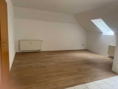Freundliche 2-Zimmer-DG-Wohnung mit Balkon in Dessau-Roßlau - Ziebigk